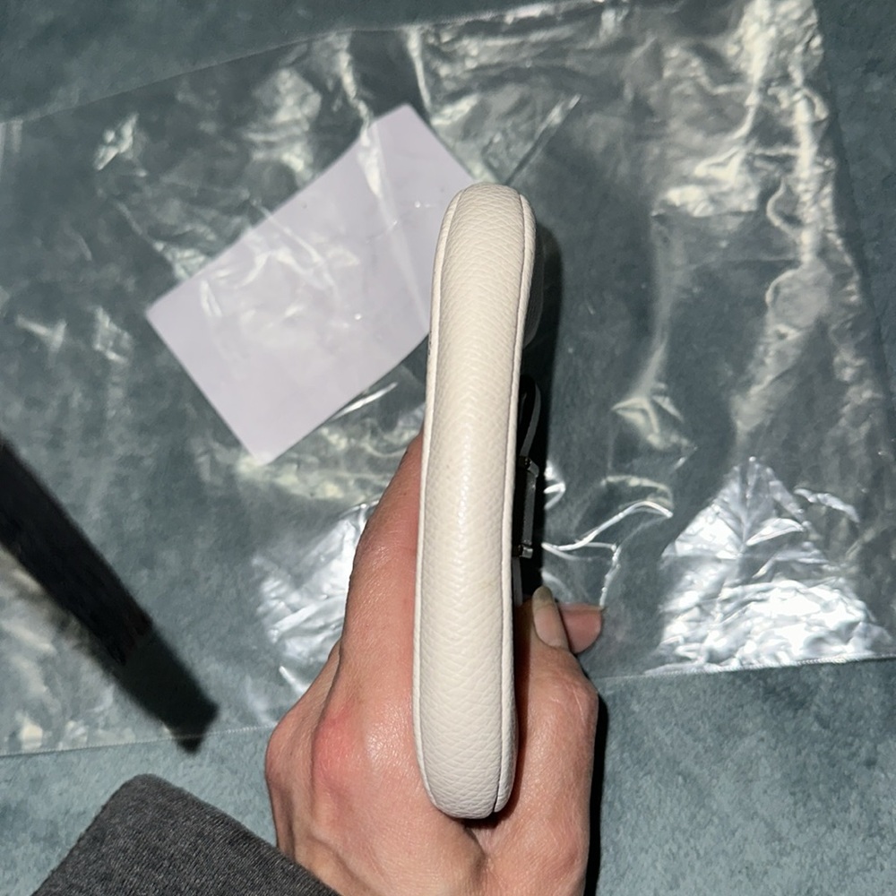 Coach white pebbled leather kisslock coin purse with bow gold hardware damaged - Picture 6 of 6